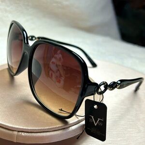 Versace sunglasses NWT. 17